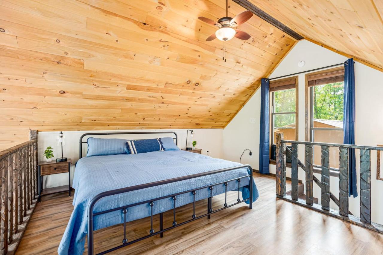 Quaint Loft Cabin W Hot Tub, Firepit, Deck & Grill Hedgesville Экстерьер фото