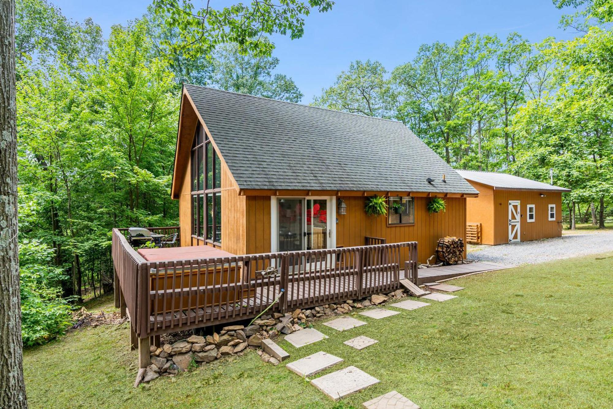 Quaint Loft Cabin W Hot Tub, Firepit, Deck & Grill Hedgesville Экстерьер фото