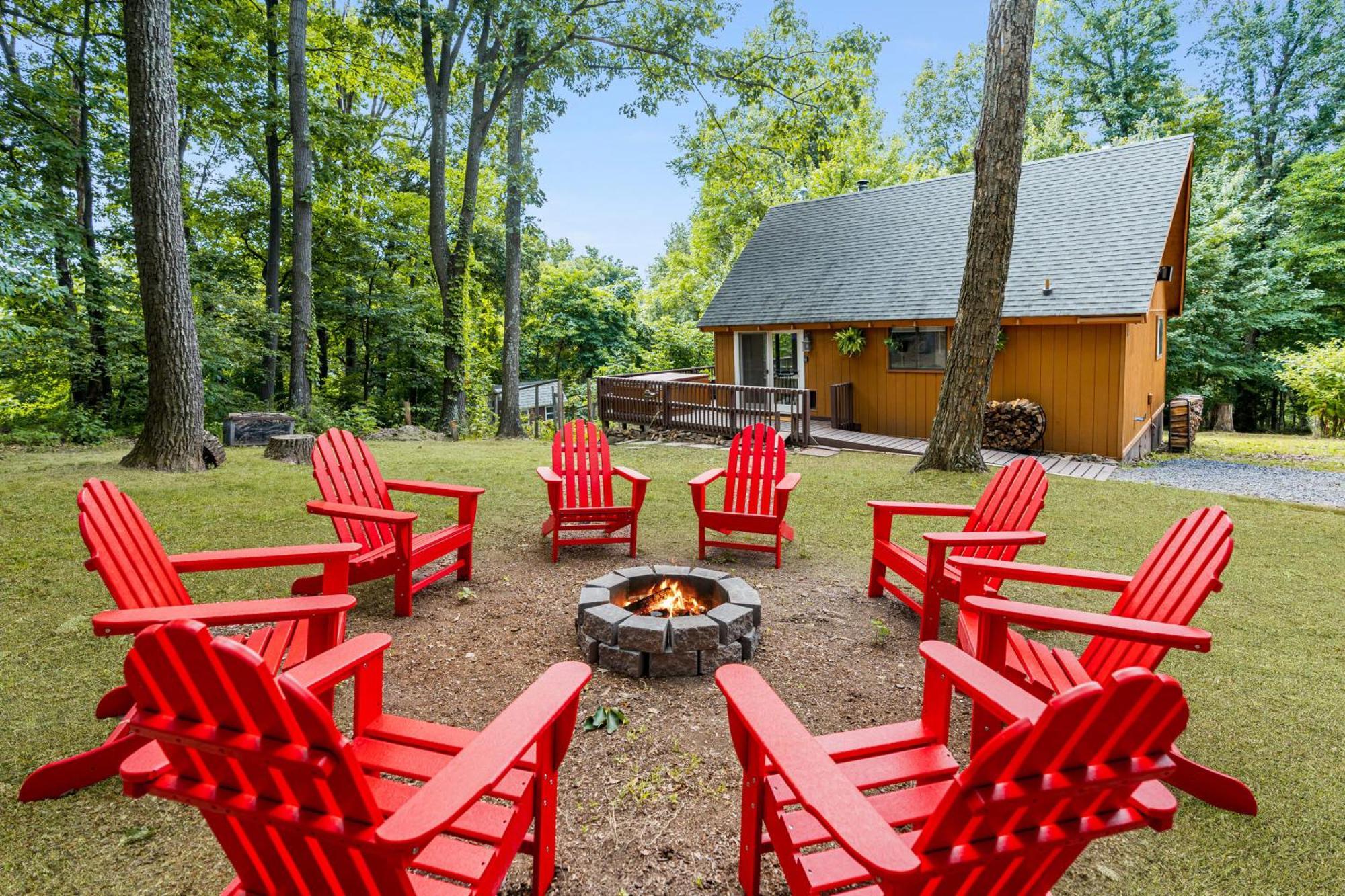 Quaint Loft Cabin W Hot Tub, Firepit, Deck & Grill Hedgesville Экстерьер фото
